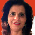 Fotografia do rosto de Flavia Piva, mulher de cerca de 40 anos. Seu rosto ovalado exibe cabelos curtos e sobrancelhas finas. A maquiagem destaca seus olhos com sombra preta e um batom vermelho. O fundo é digitalmente colorido com tons de vermelho e branco.