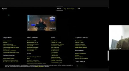 Captura de tela tirada durante uma oficina de acessibilidade web online. A captura mostra o rodapé do site do serase, uma tela preta com informações escritas em branco e amarelo. No canto direito ao centro há a foto do Flávio Correa.